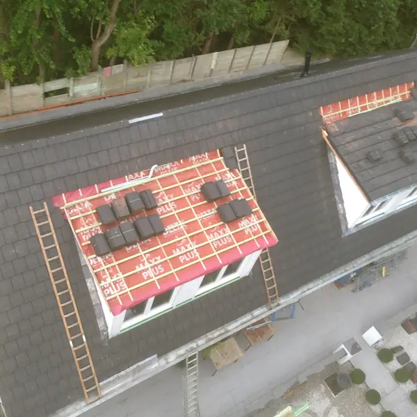Rénovation d'une toiture en ardoises avec deux lucarnes