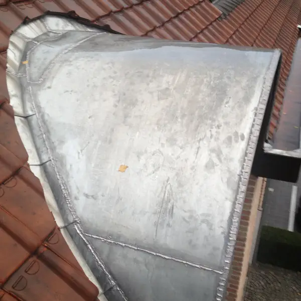 Lucarne entièrement habillée de zinc sur une toiture en tuiles