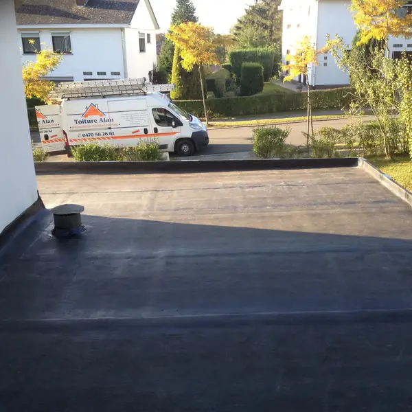 Toiture plate en roofing terminée, camionnette Toiture Alan en arrière-plan