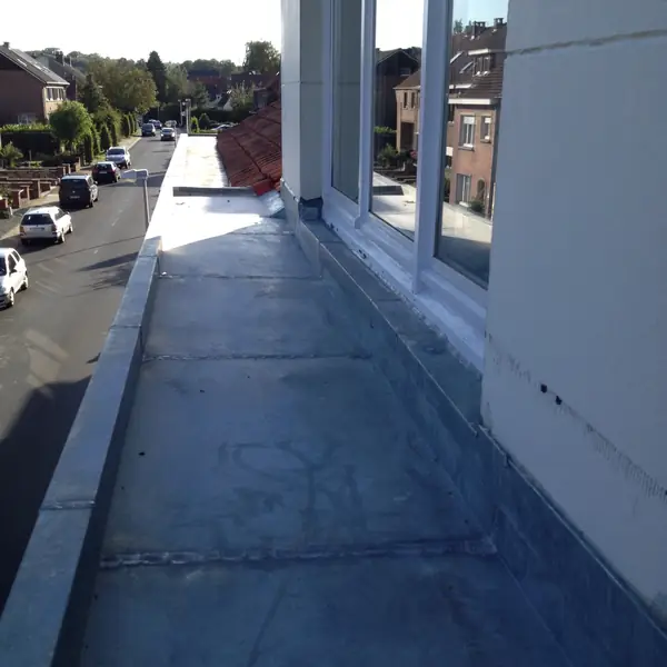 Toiture plate étanchéifiée le long d'une façade vitrée