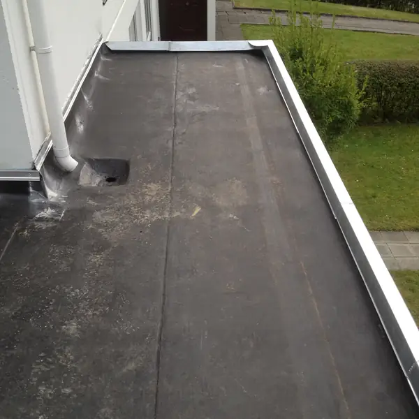 Toiture plate en roofing terminée, avec rive métallique
