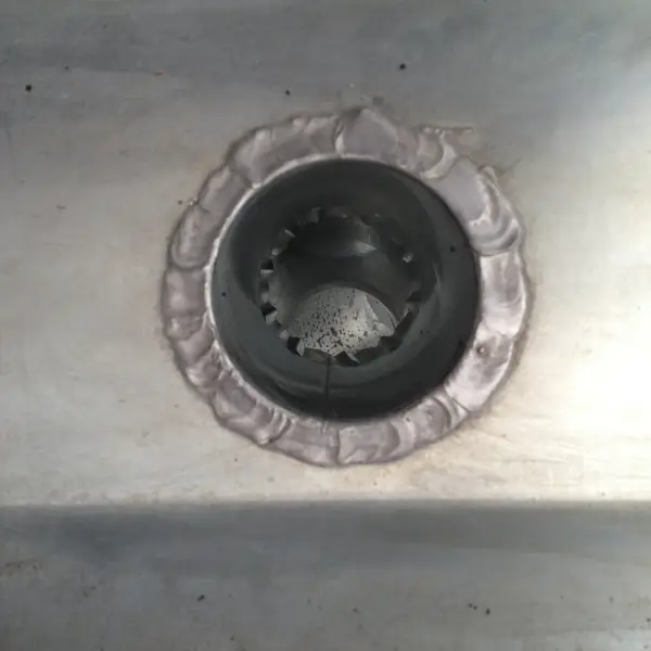 Naissance de descente d'eau soudée dans un chéneau en zinc