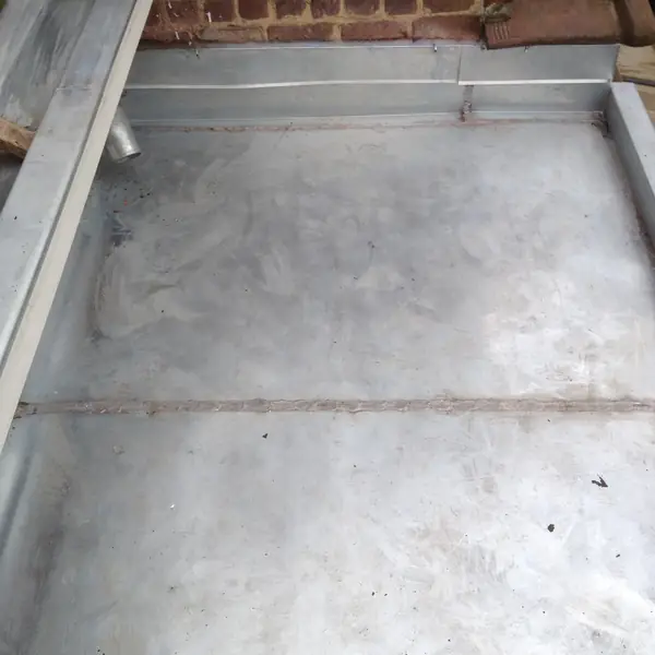 Toiture plate en zinc avec raccords soudés