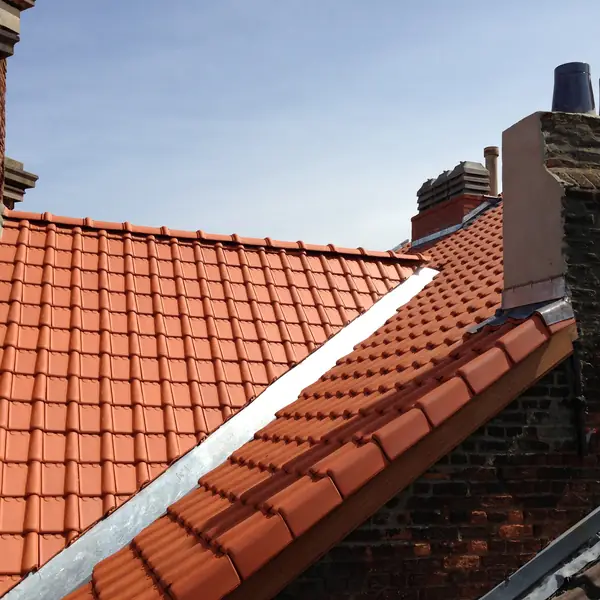 Rénovation d'une toiture en tuiles avec solins en zinc