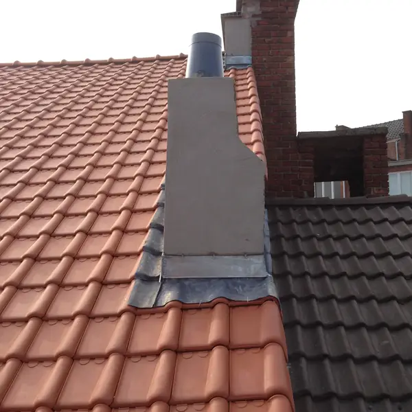 Toiture en tuiles avec souche de cheminée habillée