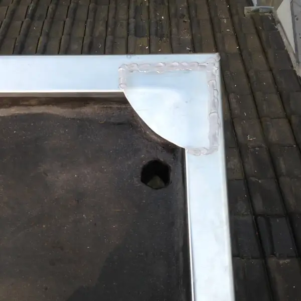 Angle de rive en zinc soudé sur une toiture plate