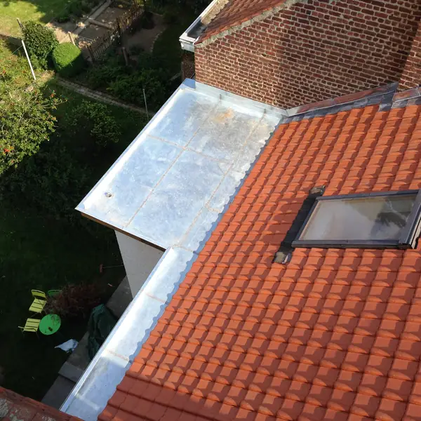 Toiture en tuiles avec fenêtre de toit et habillage en zinc, vue en hauteur