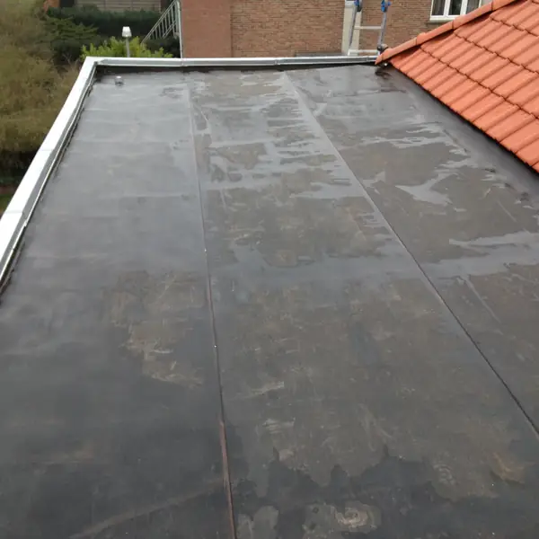 Toiture plate en roofing adossée à une toiture en tuiles