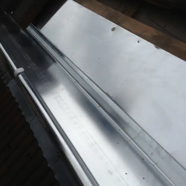 Chéneau en zinc soudé, vue rapprochée