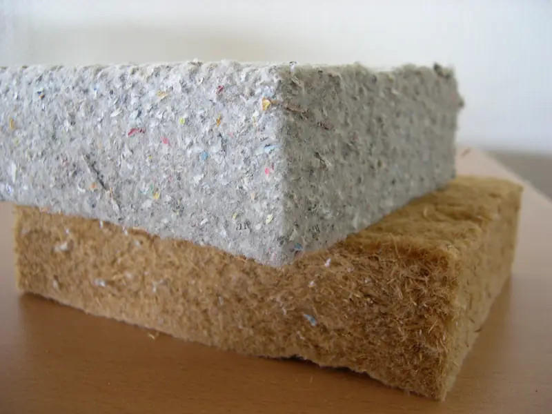 Panneaux isolants en cellulose et en fibre de bois